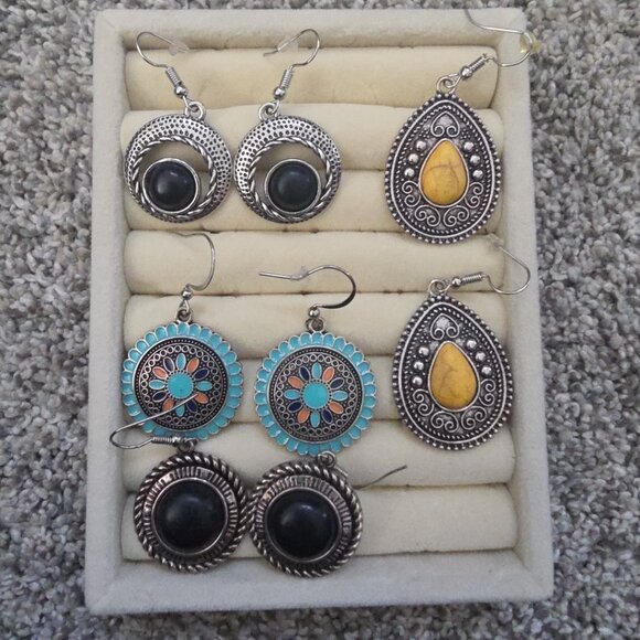 4 pairs of womans earrings. - Picture 2 of 3
